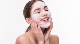 4 Facial Foam Vitamin C yang Ampuh Usir Kusam, Wajah Auto Cerah Seketika!