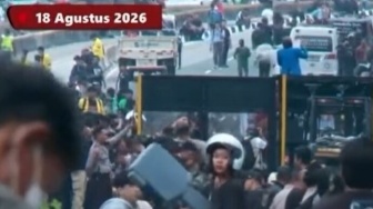 Keker ke Langit di Tengah Demo Mahasiswa, Sosok Diduga Intel Bawa Drone Jammer Berharga Fantastis