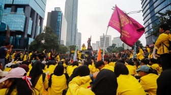 Polwan Ditarik Mundur, Aksi BEM UI di Menara UOB Berujung Saling Dorong dengan Aparat