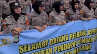 Spanduk Polwan saat Adang Aksi BEMI UI Kena Rujak Netizen: Bu Polwan Salah Bawa Spanduk?