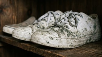 5 Cara Menyimpan Sepatu agar Tidak Berjamur, Bebas Bau Apek