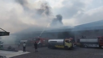 Pabrik Mi di Mojokerto Ludes Dilalap Api, 10 Kontainer Produk Hangus