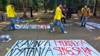 Massa Mahasiswa Mulai Berkumpul di UI, Bawa Spanduk 'Katanya Merdeka, Nyatanya Sengsara'