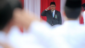 Direktur Utama PT Bank Syariah Nasional Alex Sofjan Noor (keenam kiri) berfoto bersama dengan jajaran direksi saat upacara peringatan HUT ke-81 Republik Indonesia di Jakarta, Senin (17/8/2026). [handout]