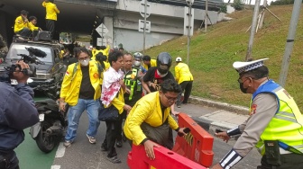 Sempat Tertahan Blokade Polisi, Massa BEM UI Akhirnya Long March ke Bundaran HI
