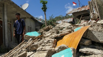 Warga melintas di samping bangunan rumah yang roboh akibat gempa bumi magnitudo 7,7 di Pulau Palue, Kabupaten Sikka, NTT, Rabu (19/8/2026). [ANTARA FOTO/Mega Tokan/app/nym]