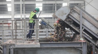 Petugas mengontrol mesin pengolah sampah di Refuse Derived Fuel (RDF) Rorotan di Jakarta Utara, Senin (19/8/2026).[Suara.com/Alfian Winanto]