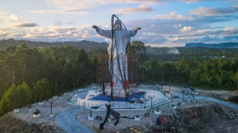 Foto udara pembangunan Patung Yesus Memberkati di Kampung Yowong, Distrik Arso Barat, Kabupaten Keerom, Papua, Selasa (18/8/2026). [ANTARA FOTO/Chriz Stiven/app/kye]