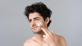 9 Rekomendasi Sunscreen Cegah Flek Hitam untuk Pria