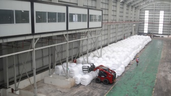 Petugas mengontrol mesin pengolah sampah di Refuse Derived Fuel (RDF) Rorotan di Jakarta Utara, Senin (19/8/2026).[Suara.com/Alfian Winanto]