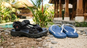 Sama-Sama Kasual, Ini Perbedaan Sandal Gunung dan Sandal Pantai yang Perlu Kamu Tahu