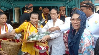 Diwarnai Ketegangan Dua Kubu, Ribuan Warga Tetap Rebutan Telur Asin & Janur di Sekaten Solo