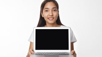 Apakah Lampu Ruangan dan Layar Laptop Bisa Memicu Flek Hitam?