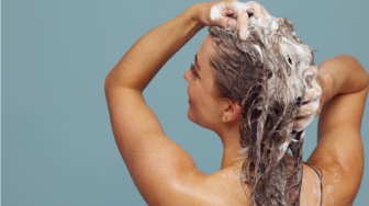 Bye Ketombe! 5 Pilihan Shampoo Bar Ramah Lingkungan yang Bikin Rambut Segar