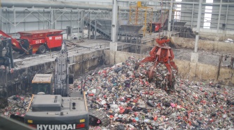 Petugas mengontrol mesin pengolah sampah di Refuse Derived Fuel (RDF) Rorotan di Jakarta Utara, Senin (19/8/2026).[Suara.com/Alfian Winanto]
