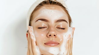 Praktis! 2 Produk Ini Bisa Hapus Makeup sekaligus Membersihkan Wajah