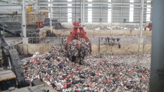Petugas mengontrol mesin pengolah sampah di Refuse Derived Fuel (RDF) Rorotan di Jakarta Utara, Senin (19/8/2026).[Suara.com/Alfian Winanto]