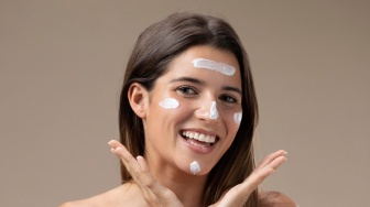 4 Rekomendasi Sunscreen Mengandung Tranexamic Acid untuk Memudarkan Flek Membandel sesuai Review
