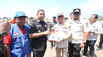 Penuhi Kebutuhan Masyarakat, Mendagri Salurkan Bantuan bagi Warga Terdampak Gempa di Pulau Palue