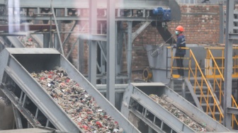 Petugas mengontrol mesin pengolah sampah di Refuse Derived Fuel (RDF) Rorotan di Jakarta Utara, Senin (19/8/2026).[Suara.com/Alfian Winanto]