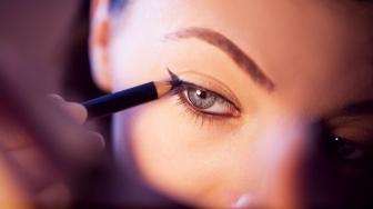 Tutorial Membuat Winged Eyeliner yang Rapi untuk Pemula, Ikuti 8 Langkahnya