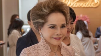 Pesona Tak Pudar di Usia 86, Ratna Sari Dewi Sukarno Curi Perhatian dengan High Heels di Acara Ini