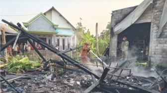 Dua Jam Lawan Kebakaran, Damkar Padamkan Api yang Hanguskan Rumah Warga Jombang