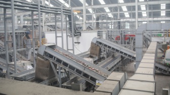 Petugas mengontrol mesin pengolah sampah di Refuse Derived Fuel (RDF) Rorotan di Jakarta Utara, Senin (19/8/2026).[Suara.com/Alfian Winanto]