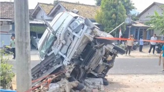 Detik-Detik Mobil SPPG Magetan Terguling Usai Hantam Tiang Wi-Fi