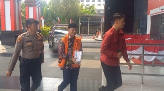 Diperiksa KPK 7 Jam, Bupati Kuansing Bungkam Soal Selisih Amplop di Meja Raja Juli