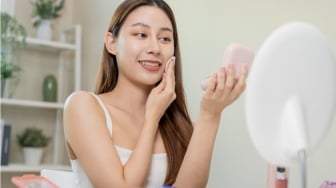 Bebas White Cast, Ini 5 Loose Powder Anti Flashback yang Aman untuk Foto