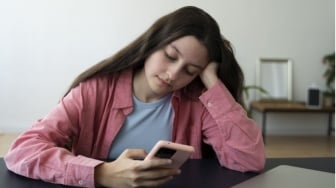 Loneliness in Hyper-Conectivity: Kesepian di Tengah Keterhubungan Digital