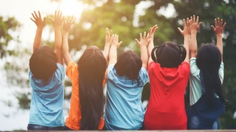 Politik di Ruang Pengasuhan: Kecemasan Membesarkan Anak di Negeri Sendiri