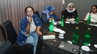 Suasana jalannya diskusi "Keberlanjutan Media dan Ekosistem" yang digelar di Hotel Whiz Luxe Spasio, Surabaya, Jawa Timur, Kamis (13/8/2026). [Suara.com]
