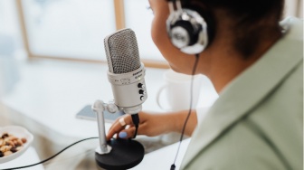Dari Gita Wirjawan hingga Malaka Project: 5 Podcast Wajib Dengar Biar Wawasanmu Makin Terbuka