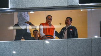 Mantan Kepala Kantor Wilayah Direktorat Jenderal Pajak Jakarta Khusus Muhammad Haniv (tengah) berjalan keluar ruangan setelah menjalani pemeriksaan di Gedung Merah Putih KPK, Jakarta, Rabu (19/8/2026). [ANTARA FOTO/Galih Pradipta/tom]