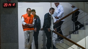Mantan Kepala Kantor Wilayah Direktorat Jenderal Pajak Jakarta Khusus Muhammad Haniv (kiri) berjalan keluar ruangan usai menjalani pemeriksaan di Gedung Merah Putih KPK, Jakarta, Rabu (19/8/2026). [ANTARA FOTO/Galih Pradipta/tom]