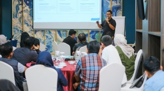 Narasumber memberi pemaparan dalam agenda diskusi bertajuk Keberlanjutan Media dan Ekosistem yang digelar Local Media Summit di Hotel Mercure Makassar, Sulawesi Selatan, Rabu (12/8/2026). [Suara.com]
