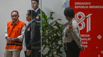 Mantan Kepala Kantor Wilayah Direktorat Jenderal Pajak Jakarta Khusus Muhammad Haniv (kiri) berjalan keluar ruangan usai menjalani pemeriksaan di Gedung Merah Putih KPK, Jakarta, Rabu (19/8/2026). [ANTARA FOTO/Galih Pradipta/tom]
