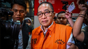 Mantan Kepala Kantor Wilayah Direktorat Jenderal Pajak Jakarta Khusus Muhammad Haniv (tengah) berjalan keluar ruangan usai menjalani pemeriksaan di Gedung Merah Putih KPK, Jakarta, Rabu (19/8/2026). [ANTARA FOTO/Galih Pradipta/tom]