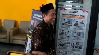 Hanya Melempar Senyum, Wakil Rektor Unsoed Terpantau Jalani Pemeriksaan KPK di Mapolresta Banyumas