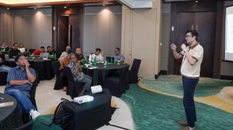 Narasumber menyampaikan pemaparan dalam diskusi "Keberlanjutan Media dan Ekosistem" yang digelar di Hotel Whiz Luxe Spasio, Surabaya, Jawa Timur, Kamis (13/8/2026). [Suara.com]

