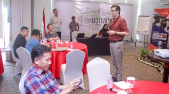 Narasumber menyampaikan pemaparan dalam diskusi "Keberlanjutan Media dan Ekosistem" yang digelar oleh Local Media Community (LMC) di Prime Park Hotel, Pekanbaru, Senin (10/8/2026). [Suara.com]