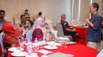 Suasana jalannya diskusi "Keberlanjutan Media dan Ekosistem" yang digelar oleh Local Media Community (LMC) di Prime Park Hotel, Pekanbaru, Senin (10/8/2026). [Suara.com]
