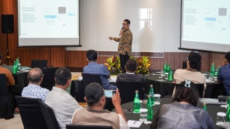 Narasumber menyampaikan pemaparan dalam diskusi "Keberlanjutan Media dan Ekosistem" yang digelar di Hotel Whiz Luxe Spasio, Surabaya, Jawa Timur, Kamis (13/8/2026). [Suara.com]

