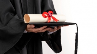 Ijazah Masih Penting, Tapi Kenapa Dunia Kerja Hanya Melihat Portofolio?