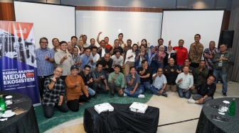 Pemred Suara.com, Suwarjono bersama narasumber dan para peserta dalam diskusi "Keberlanjutan Media dan Ekosistem" yang digelar di Hotel Whiz Luxe Spasio, Surabaya, Jawa Timur, Kamis (13/8/2026). [Suara.com]
