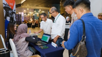 Para peserta melakukan registrasi untuk mengikuti agenda diskusi bertajuk Keberlanjutan Media dan Ekosistem yang digelar Local Media Summit di Hotel Mercure Makassar, Sulawesi Selatan, Rabu (12/8/2026). [Suara.com]