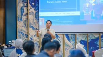 Head of Local Media Community Suara.com, Asep Saefullah menyampaikan pemaparan dalam agenda diskusi bertajuk Keberlanjutan Media dan Ekosistem yang digelar Local Media Summit di Hotel Mercure Makassar, Sulawesi Selatan, Rabu (12/8/2026). [Suara.com]