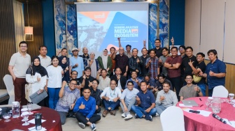Pemred Suara.com, Suwarjono bersama para Narasumber dan peserta foto bersama dalam agenda diskusi bertajuk Keberlanjutan Media dan Ekosistem yang digelar Local Media Summit di Hotel Mercure Makassar, Sulawesi Selatan, Rabu (12/8/2026). [Suara.com]